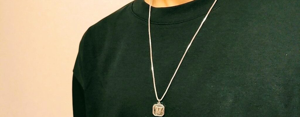 ネックレスをする男性