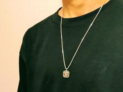 ネックレスをする男性